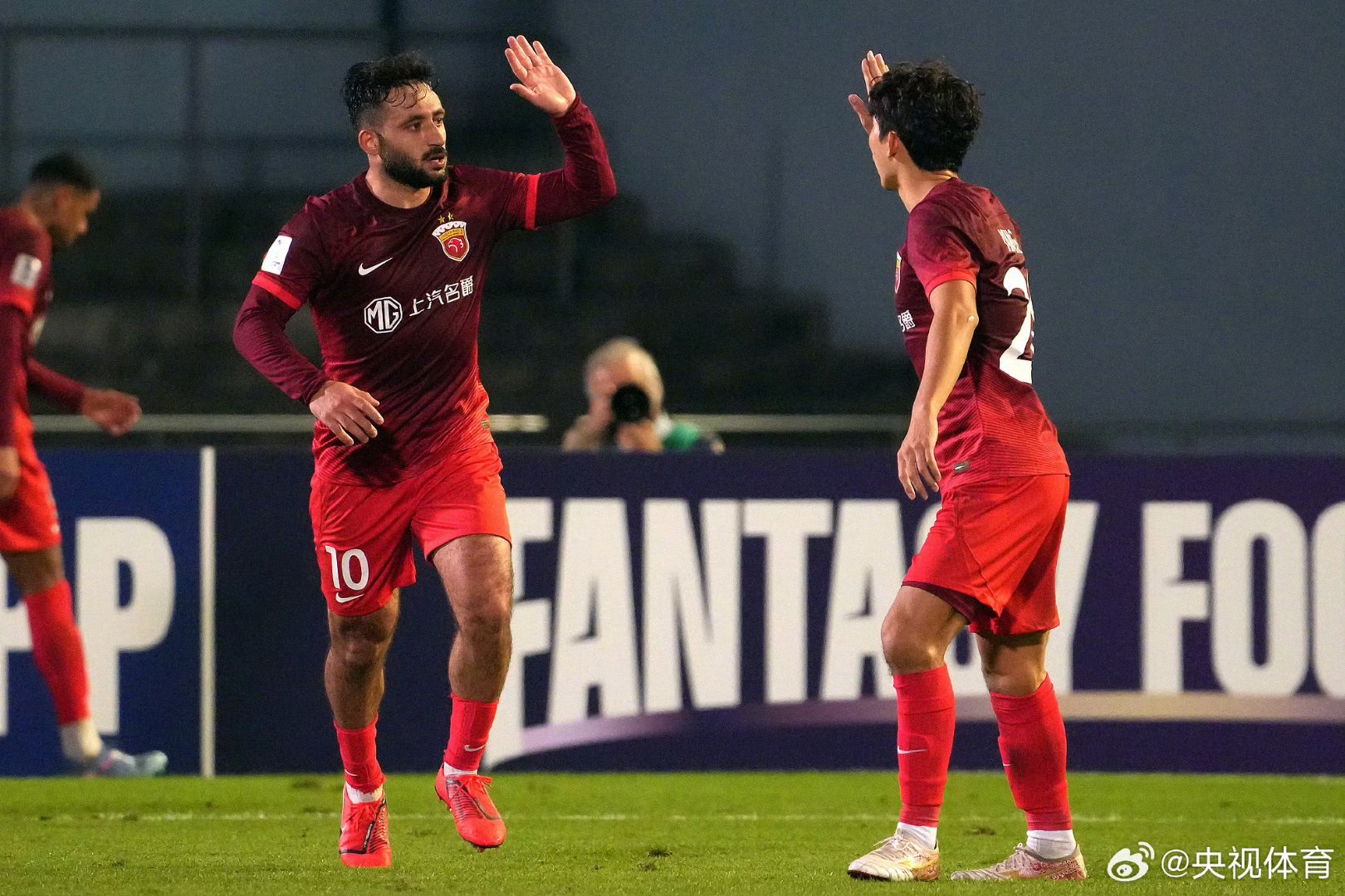 包含法甲赛前再迎强敌；上海海港豪取连胜；主帅态度——更衣室稳定；阵容厚度经受考验的词条